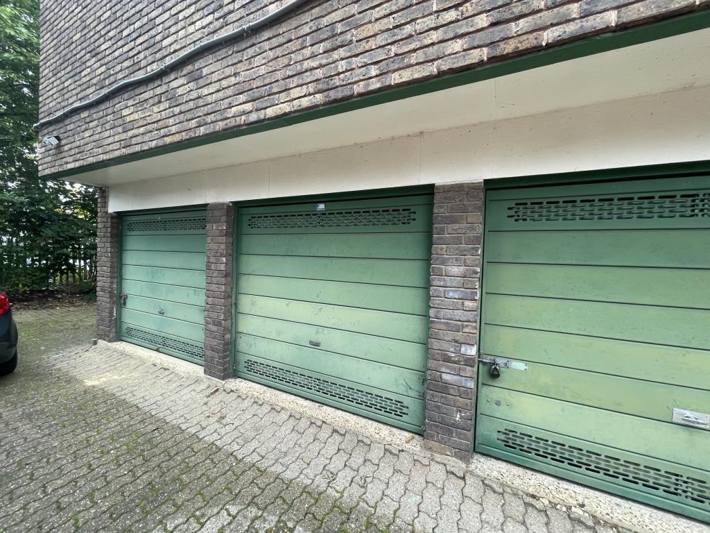 Lot: 37 - VACANT ONE-BEDROOM FLAT AND GARAGE - 